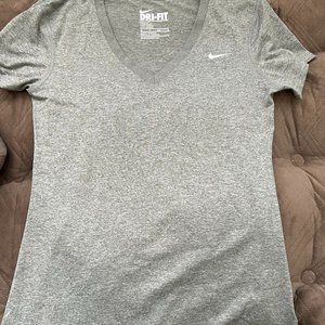 Nike Women’s Pro Dry Fit Short Sleeve V-neck, Sixe XS, Gray